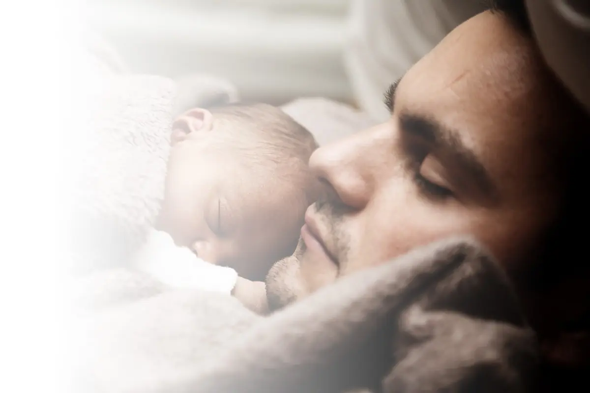 Padre junto a su bebé